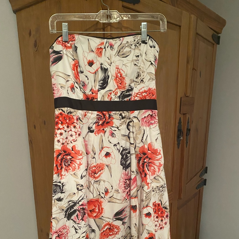 Super cute floral print strapless dress. Perfect for that special occasion.